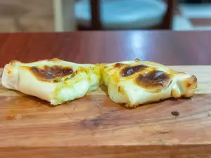 Empanada de Cebolla y Mozzarella