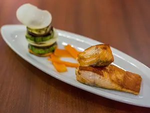 Salmón rosado a la plancha con verduras