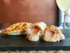 Empanada Jamón Y Queso
