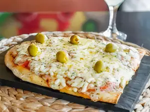 Pizza 4 quesos (6 porciones)