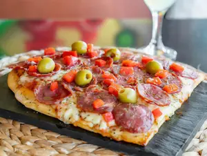 Pizza calabresa (6 porciones)
