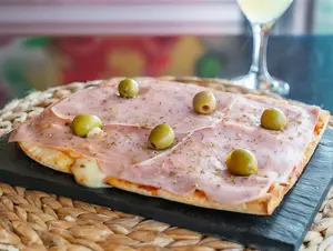 Pizza con jamón (6 porciones)