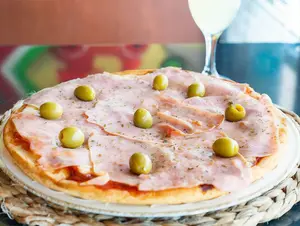 Pizza con jamón