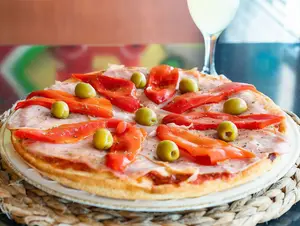 Pizza con jamón y morrones