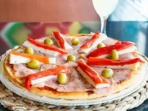 Pizza con jamón y palmitos