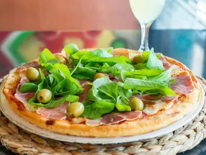 Pizza con rúcula y jamón crudo