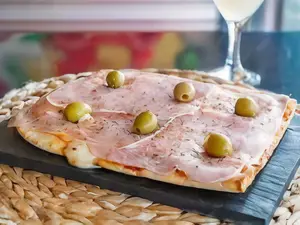 Pizza jamón y huevo (6 porc)