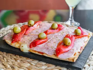 Pizza jamón y morrones 6 porc