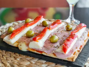 Pizza jamón y palmitos .6 porc