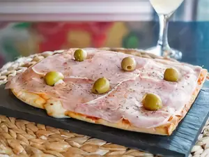 Pizza jamón y provolone 6 porc
