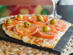 Pizza napolitana (6 porciones)
