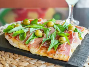 Pizza rúcula y crudo (6 porc)