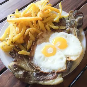 Bife de costilla a caballo