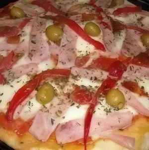 Pizza con jamón y morrón