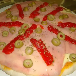 Pizza jamón, morrón y tomate