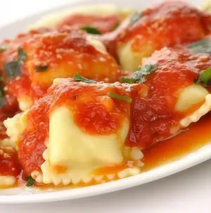 Ravioles con salsa a elección