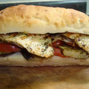 Sang bife pollo lechuga tomate
