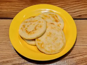 Arepa de bondiola al vino con queso
