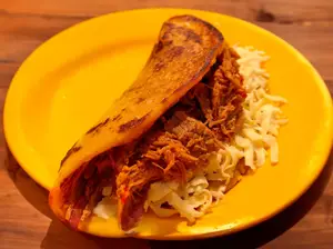 Cachapa carne mechada + queso