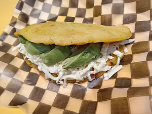 Cachapa con queso y palta