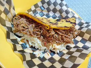 Cachapa de pollo y queso