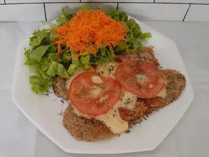 Milanesa de berenjena a la napolitana con guarnición de ensalada