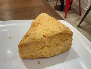 Scon de queso + cafe
