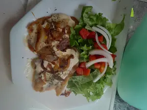 Suprema fugazeta con ensalada