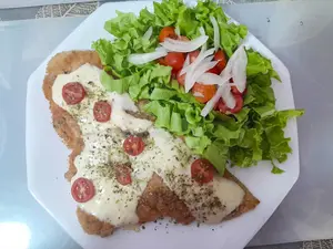 Suprema napolitana con ensalad