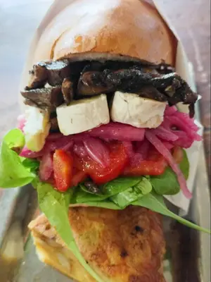 Pebete portobello y queso brie