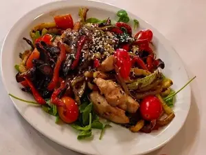 Pollo salteado al champignon