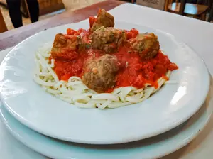 Tallarines con albóndigas
