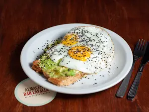 Tostón Integral De Palta Con Huevo