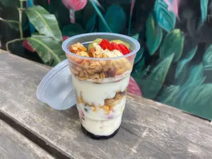 Yogurt con granola y frutas
