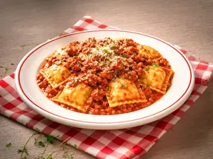 Ravioles con bolognesa