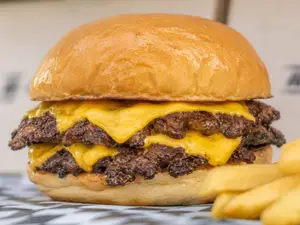 Cheeseburger con papas