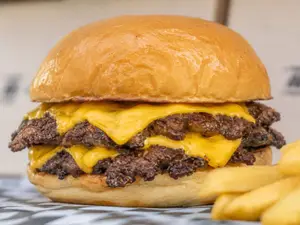 Doble cheeseburger con papas
