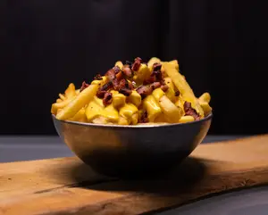 Papas con cheddar y bacon