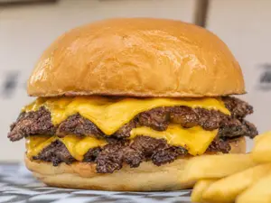 Triple Cheeseburger Con Papas