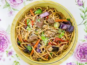 Tallarin saltado de cerdo