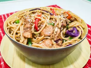 Tallarin saltado de pollo