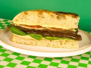 Focaccia de berenjenas al escabeche