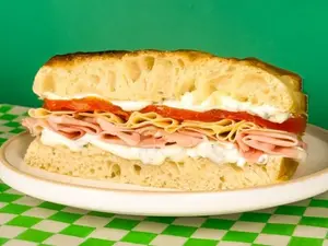 Focaccia de jamón natural y queso