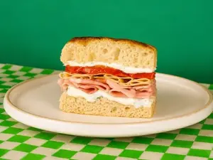 Media focaccia de jamón y queso