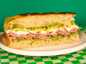 Mortadella con pistachos y stracciatella