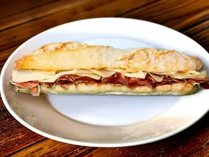 Sanguche de crudo y queso