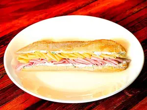 Sanguche de jamón y queso