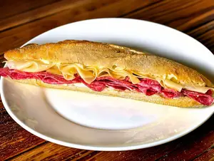 Sanguche de salame y queso