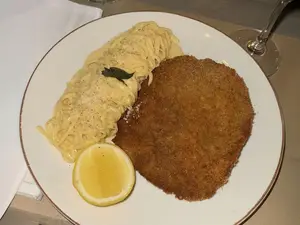 Milanesa c/ fideos con manteca