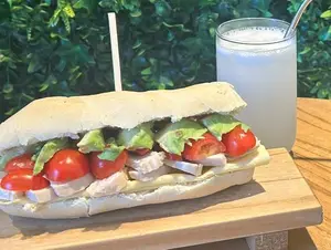 Sandwich capri + limonada